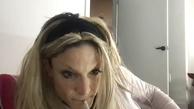 Snapshot of GypsiiCornel chatting on 05.27.26 GypsiiCornel online show from 05.27.26