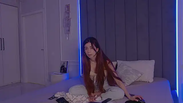 Snapshot of CarolineCox chatting on 04.08.26 CarolineCox online show from 04.08.26