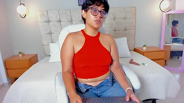 Snapshot of roxy_sweet18 chatting on 04.07.26 roxy sweet18 online show from 04.07.26