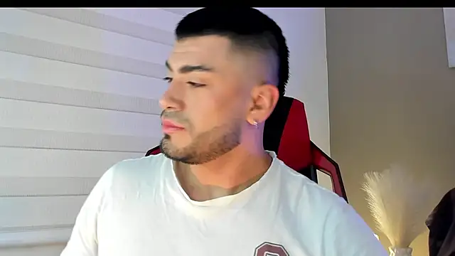 Snapshot of Alexander_Diazz chatting on 04.20.26 Alexander Diazz online show from 04.20.26
