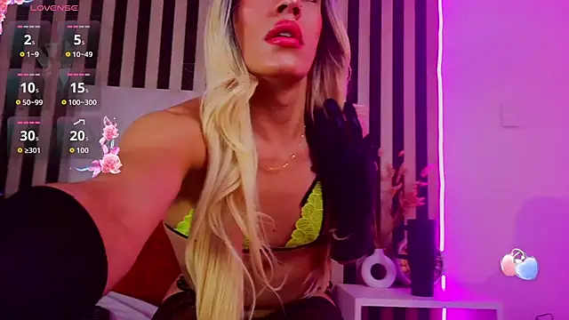 Snapshot of Sasha_TitanX chatting on 04.11.26 Sasha TitanX online show from 04.11.26