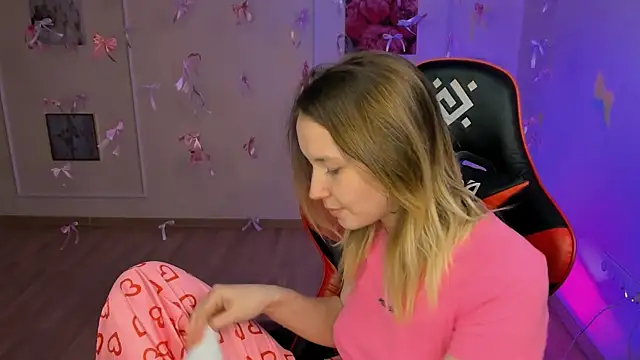 Snapshot of yourella chatting on 04.13.26 yourella online show from 04.13.26