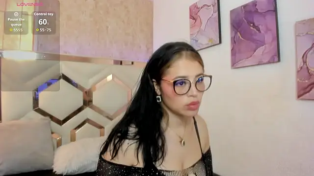 Snapshot of Lips_Hotz chatting on 04.14.26 Lips Hotz online show from 04.14.26