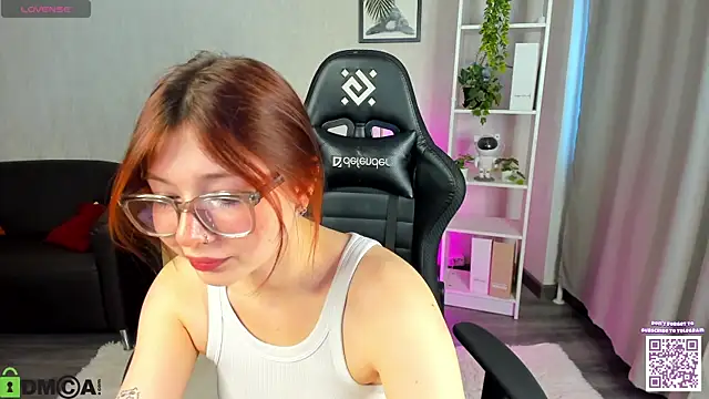 Snapshot of Lessi_Panic chatting on 05.17.26 Lessi Panic online show from 05.17.26