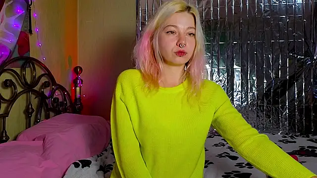 Snapshot of Sansarella chatting on 09.26.25 Sansarella online show from 09.26.25