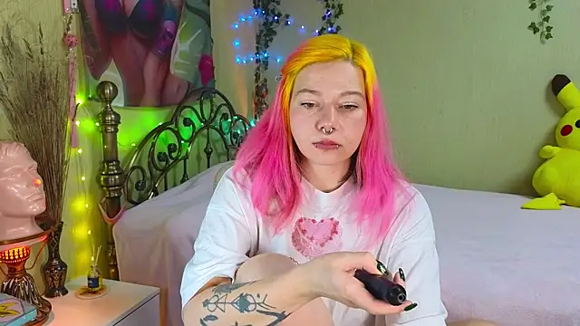 Snapshot of Sansarella chatting on 12.15.25 Sansarella online show from 12.15.25