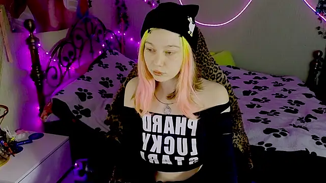 Snapshot of Sansarella chatting on 03.15.26 Sansarella online show from 03.15.26