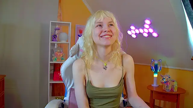 Snapshot of HannahHollis chatting on 04.26.26 HannahHollis online show from 04.26.26