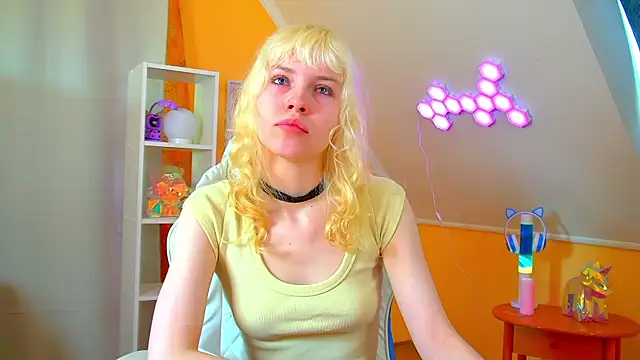 Snapshot of HannahHollis chatting on 06.07.26 HannahHollis online show from 06.07.26