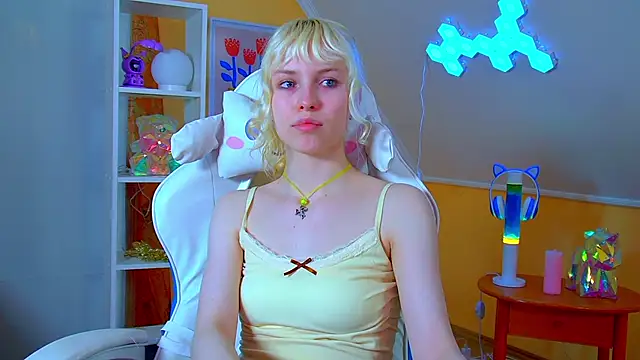 Snapshot of HannahHollis chatting on 06.17.26 HannahHollis online show from 06.17.26