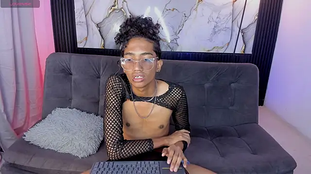 Snapshot of triiangel_latinboy chatting on 05.23.26 triiangel latinboy online show from 05.23.26