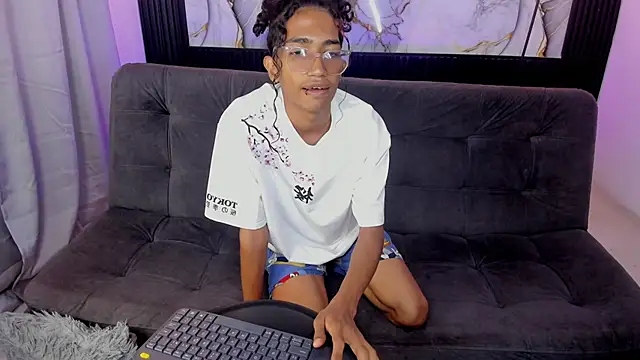 Snapshot of triiangel_latinboy chatting on 05.25.26 triiangel latinboy online show from 05.25.26