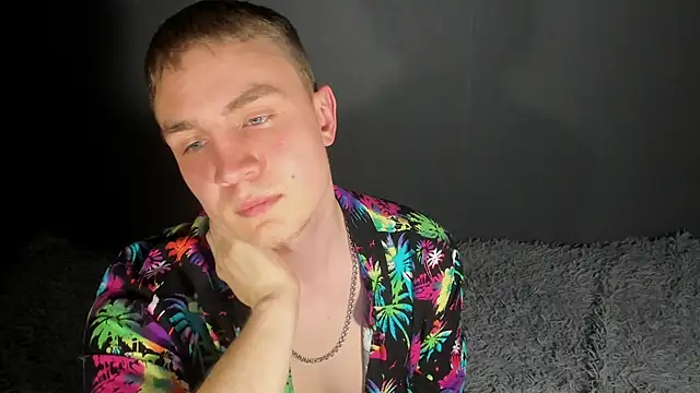 Snapshot of avrions chatting on 04.15.26 avrions online show from 04.15.26