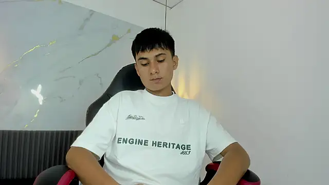 Snapshot of SantiagoCool chatting on 04.13.26 SantiagoCool online show from 04.13.26