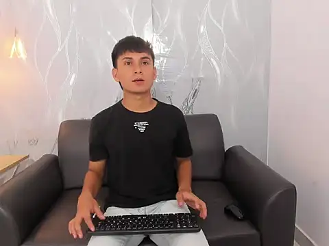 Snapshot of SantiagoCool chatting on 04.14.26 SantiagoCool online show from 04.14.26