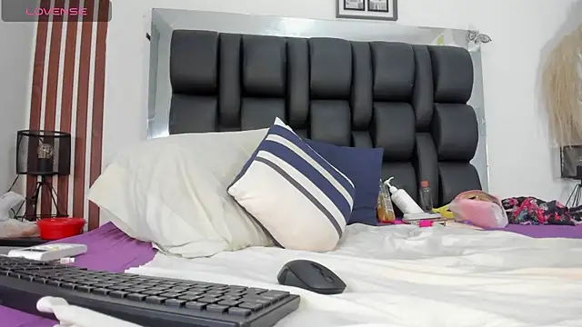 Snapshot of MILF_AURORA chatting on 05.26.26 MILF AURORA online show from 05.26.26