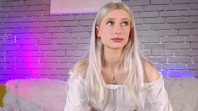 Snapshot of LuxuryBarbie chatting on 05.15.26 LuxuryBarbie online show from 05.15.26