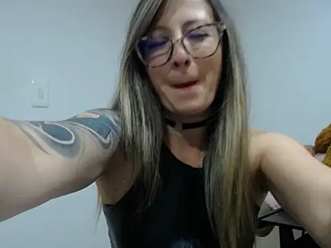 Snapshot of VALELUXX chatting on 04.24.26 VALELUXX online show from 04.24.26