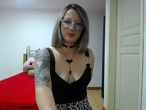 Snapshot of VALELUXX chatting on 04.26.26 VALELUXX online show from 04.26.26