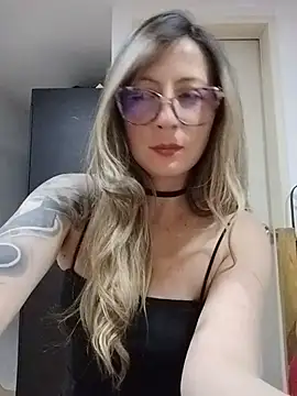 Snapshot of VALELUXX chatting on 05.16.26 VALELUXX online show from 05.16.26