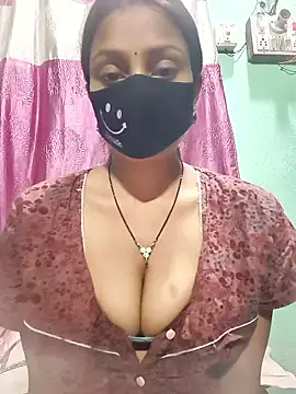 Snapshot of BaddieUnleashed chatting on 04.13.26 BaddieUnleashed online show from 04.13.26