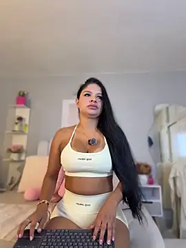 Snapshot of Elara_Luxe chatting on 05.17.26 Elara Luxe online show from 05.17.26