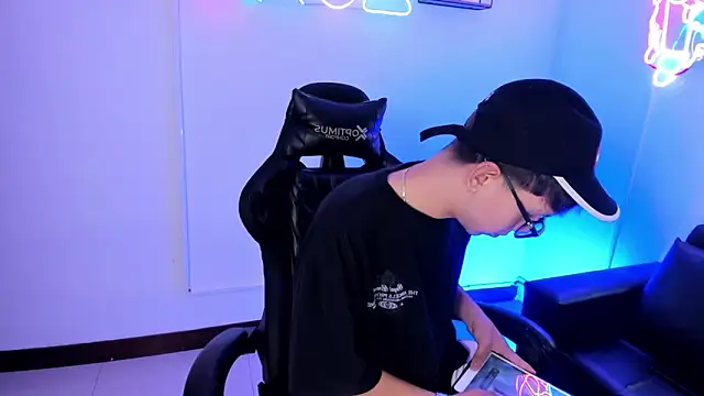 Snapshot of Adrien_silex chatting on 04.16.26 Adrien silex online show from 04.16.26