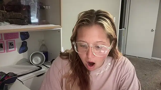 MUSCLEMOMMY1365 online show from 04.28.26