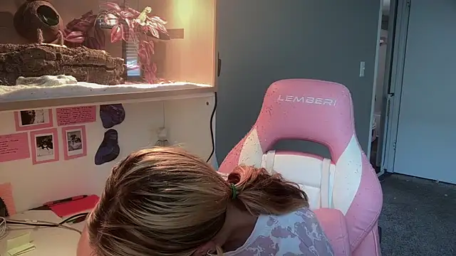 MUSCLEMOMMY1365 online show from 04.29.26