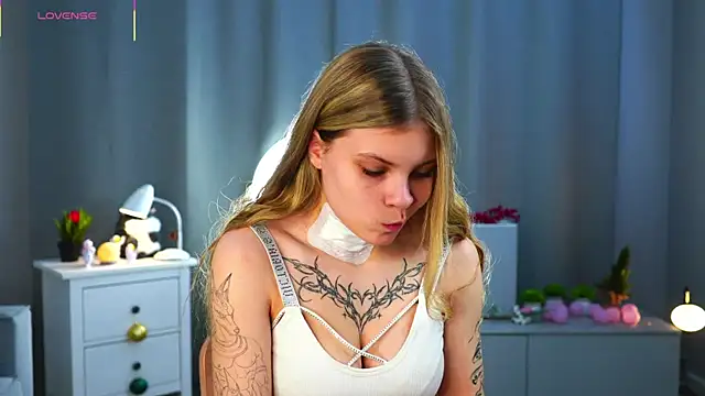 Snapshot of LesleeOpenshaw chatting on 04.14.26 LesleeOpenshaw online show from 04.14.26