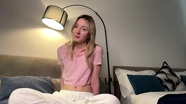 Snapshot of Kattie_Petite chatting on 04.21.26 Kattie Petite online show from 04.21.26