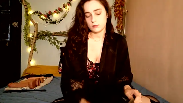 Snapshot of missclochette chatting on 05.19.26 missclochette online show from 05.19.26