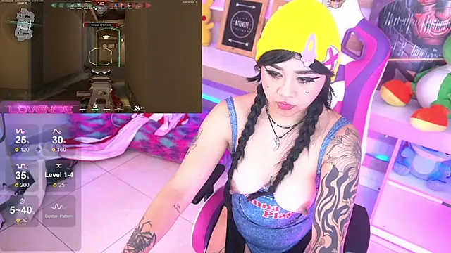 Snapshot of MakiGG_ chatting on 04.21.26 MakiGG online show from 04.21.26