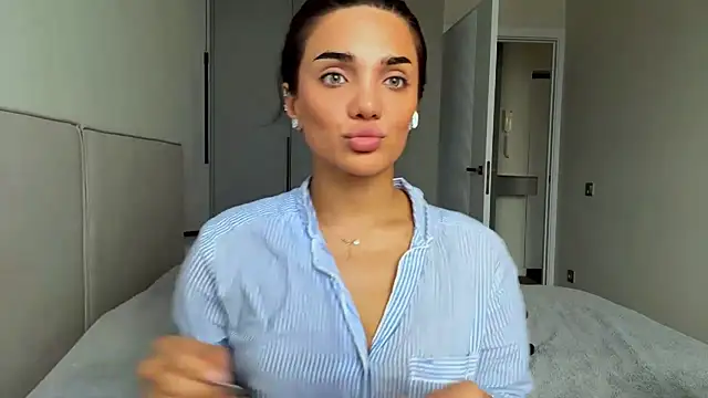 Snapshot of MelindaReny chatting on 05.27.26 MelindaReny online show from 05.27.26