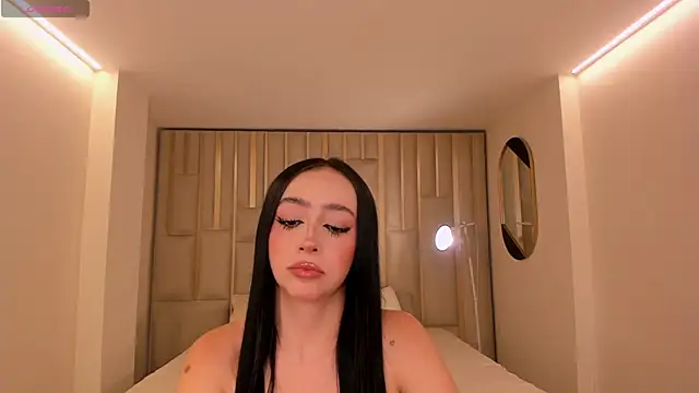 Snapshot of PaulineSanz chatting on 06.25.26 PaulineSanz online show from 06.25.26