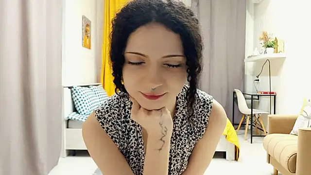 Snapshot of CinnamonCurl chatting on 05.25.26 CinnamonCurl online show from 05.25.26