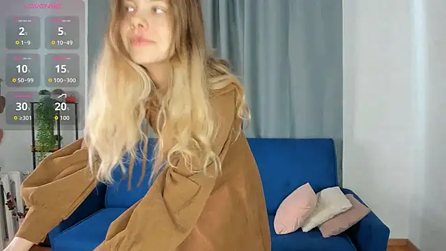 Snapshot of Glitch_Doll chatting on 04.18.26 Glitch Doll online show from 04.18.26