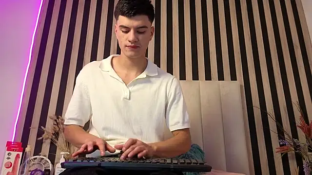 LeoTease online show from 06.17.26