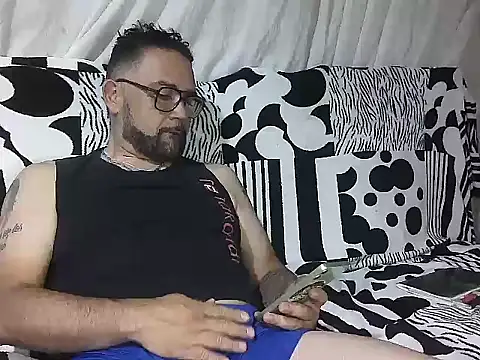 Snapshot of CarlossexVen chatting on 04.19.26 CarlossexVen online show from 04.19.26