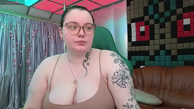 Snapshot of CatherineClaire chatting on 05.14.26 CatherineClaire online show from 05.14.26