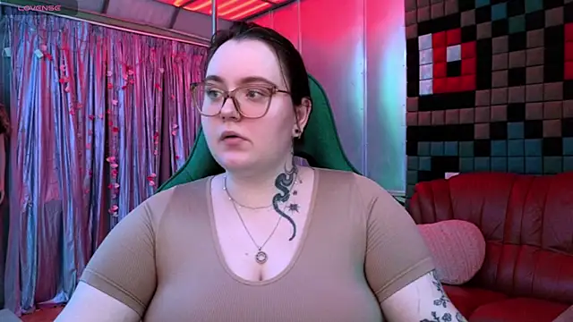 Snapshot of CatherineClaire chatting on 05.18.26 CatherineClaire online show from 05.18.26
