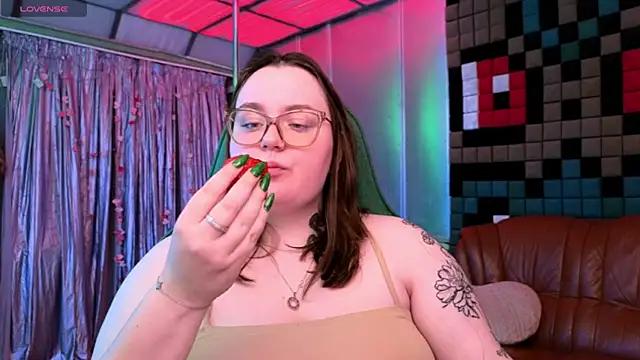Snapshot of CatherineClaire chatting on 05.19.26 CatherineClaire online show from 05.19.26