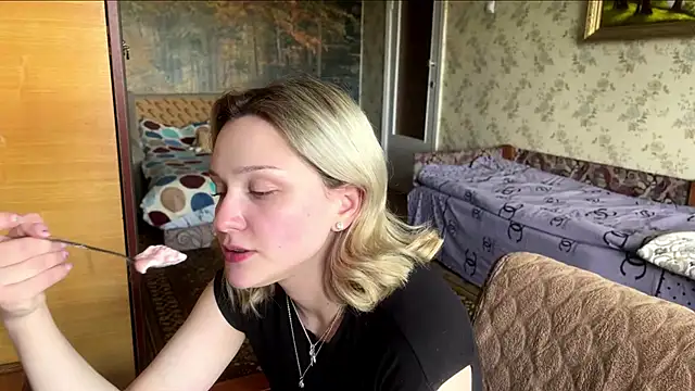 Snapshot of AlisiaStreitmatter chatting on 05.18.26 AlisiaStreitmatter online show from 05.18.26