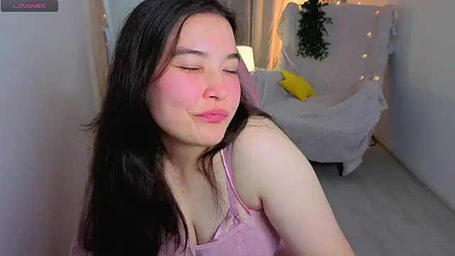 Snapshot of MomoRins chatting on 07.19.26 MomoRins online show from 07.19.26