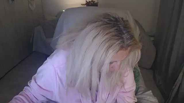 Divineblond online show from 04.12.26