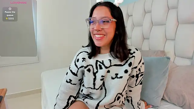 Snapshot of vayra_moon chatting on 05.26.26 vayra moon online show from 05.26.26