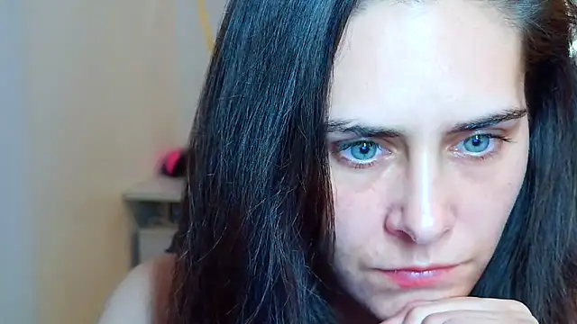Snapshot of khalessi13 chatting on 04.26.26 khalessi13 online show from 04.26.26