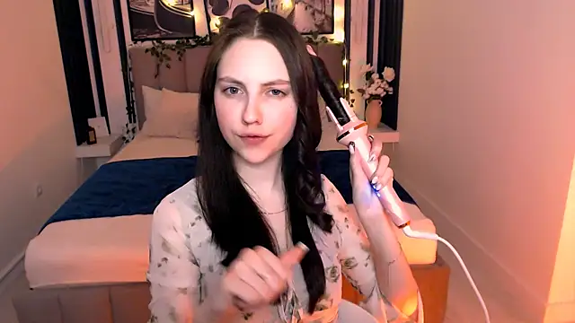 Snapshot of _AliceWells chatting on 04.25.26 AliceWells online show from 04.25.26