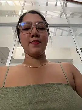 Chloe Thomsoon  online show from 06.02.26