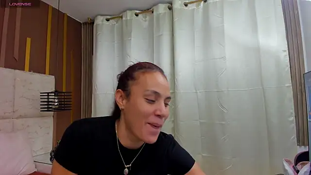 Snapshot of AlahiaEvanz chatting on 05.22.26 AlahiaEvanz online show from 05.22.26